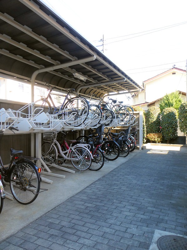 その他共有部分　敷地内屋根つき駐車場が３ヵ所もあります♪