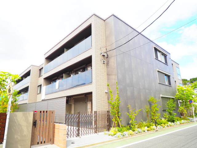 建物外観　日当たり良好な人気のシャーメゾン。