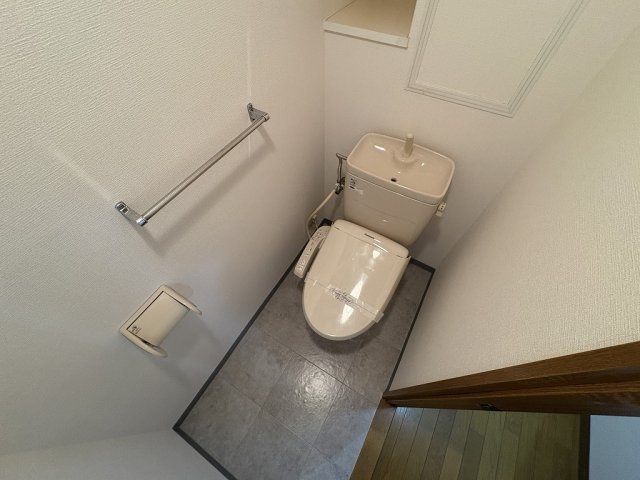 トイレ　落ち着いた色調のトイレです