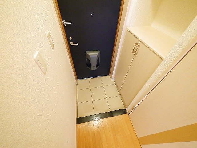 玄関　人感照明センサー付きで便利な玄関