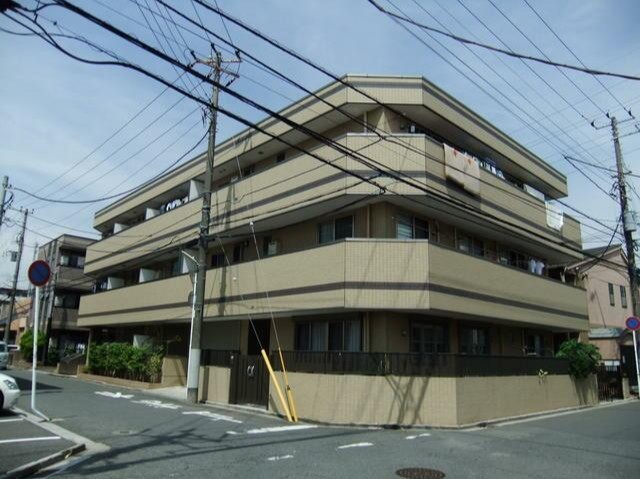 建物外観　３階建ての賃貸マンション