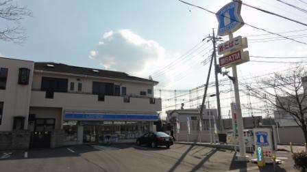 コンビニ　ローソン草加谷塚町店（コンビニ）まで303m