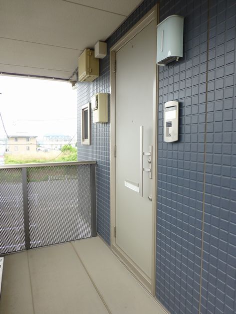 エントランス　２階の通路☆大きい玄関ドアが特徴です♪