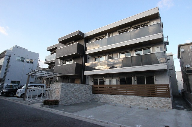 広島市南区段原日出のアパートの建物外観