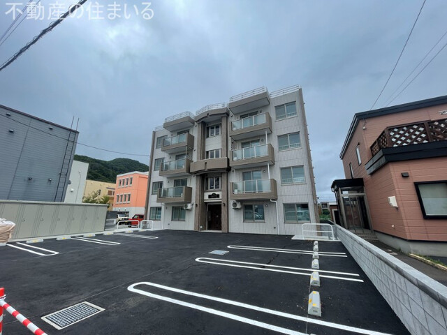 札幌市南区南三十四条西のマンションの建物外観