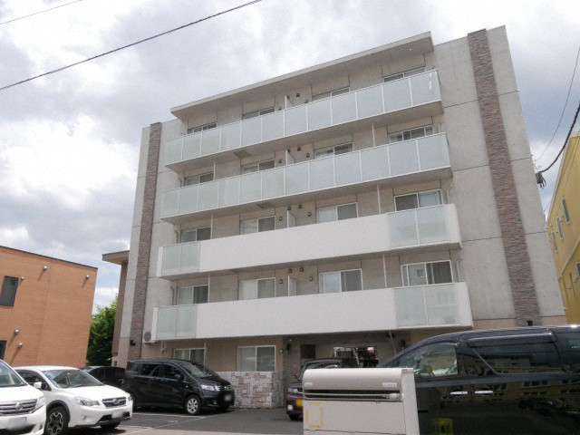 札幌市中央区南十七条西のマンションの建物外観