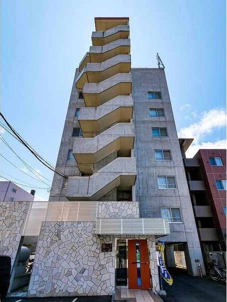 札幌市中央区南二十条西のマンションの建物外観