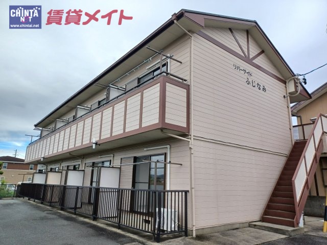 【伊勢市田尻町のアパートの建物外観】