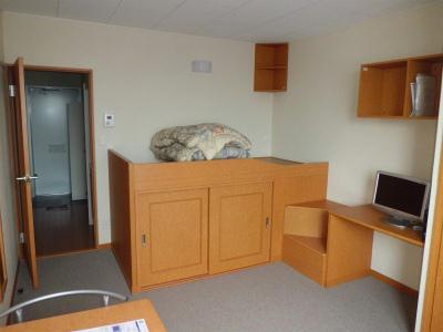 居室・リビング　短期契約の場合のみ、布団が付きます。