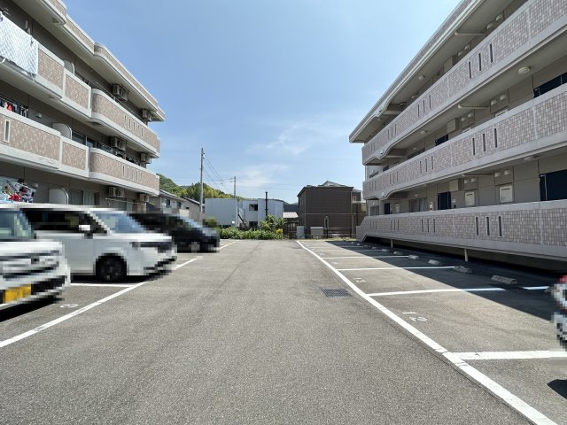 【高知市中秦泉寺のマンションの駐車場】