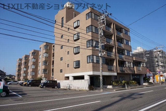 新潟市中央区米山のマンションの建物外観