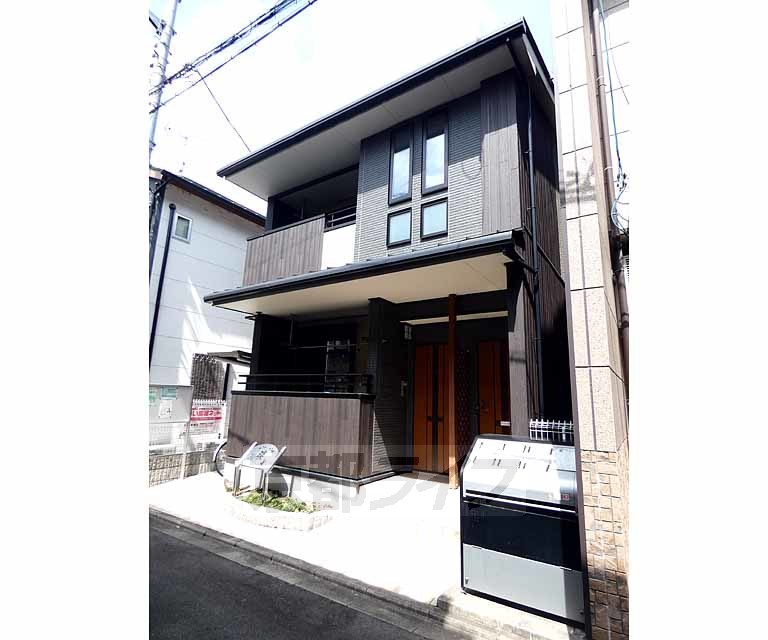 京都市左京区吉田本町のアパートの建物外観