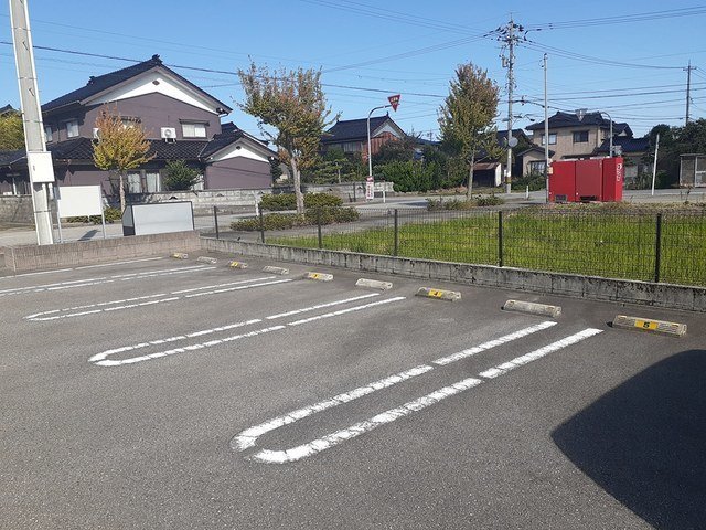 【高岡市下牧野のアパートの駐車場】