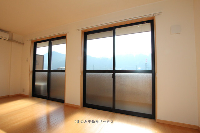 居室・リビング　ゆったりとしたリビングです ピュアコート　202号室　平成2