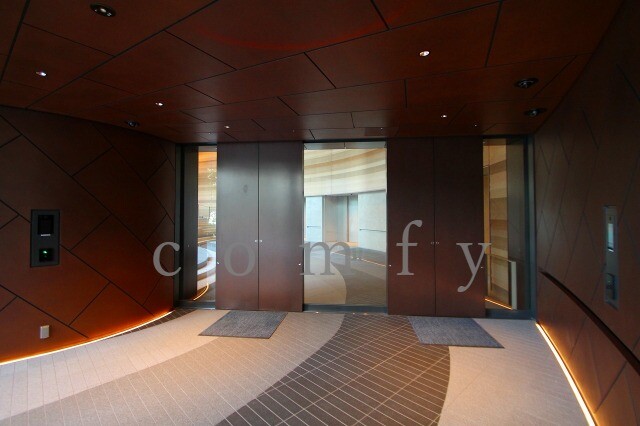 エントランス　オートロック付きエントランス