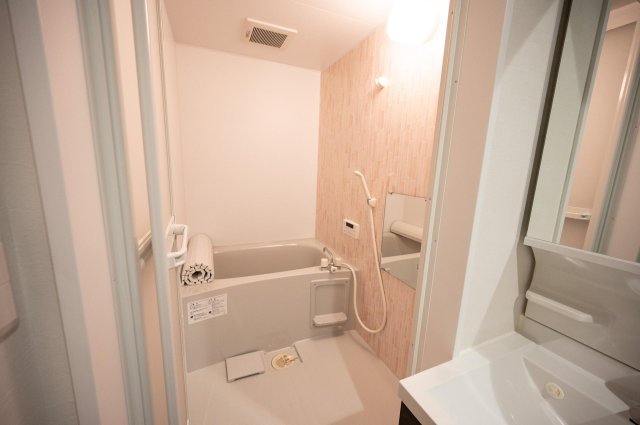 バス・シャワールーム　冬場でも寒さを感じにくい暖かみのあるお風呂場です。