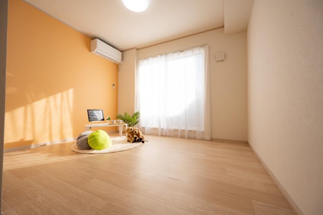 居室・リビング　陽当たり良好な南向きで、暖かいです。