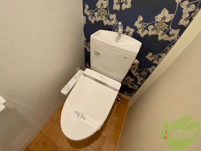 トイレ　トイレはお風呂と別でウォシュレット機能もついてます。
