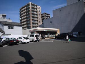 コンビニ　セブンイレブン（コンビニ）まで100m