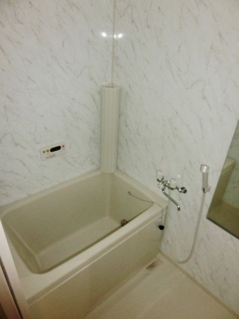 バス・シャワールーム　追い焚き付きのバスルームです