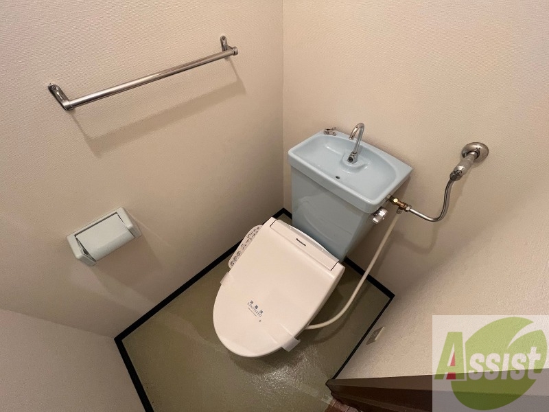 トイレ　ウォシュレット機能がついたトイレ。安心して使用できますね。