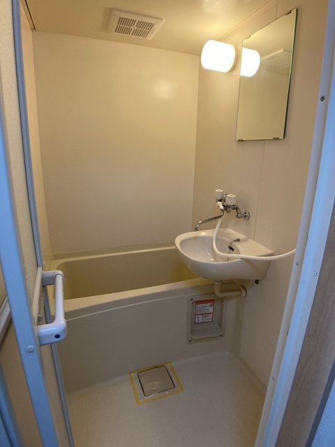 バス・シャワールーム　※補修前の参考画像の為、設備等は現況優先。