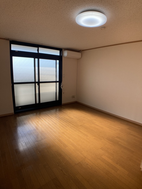 居室・リビング　※補修前の参考画像の為、設備等は現況優先。