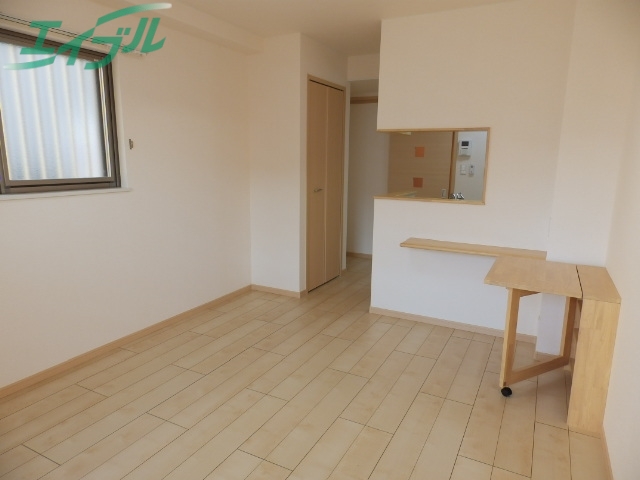 居室・リビング　同物件別室画像