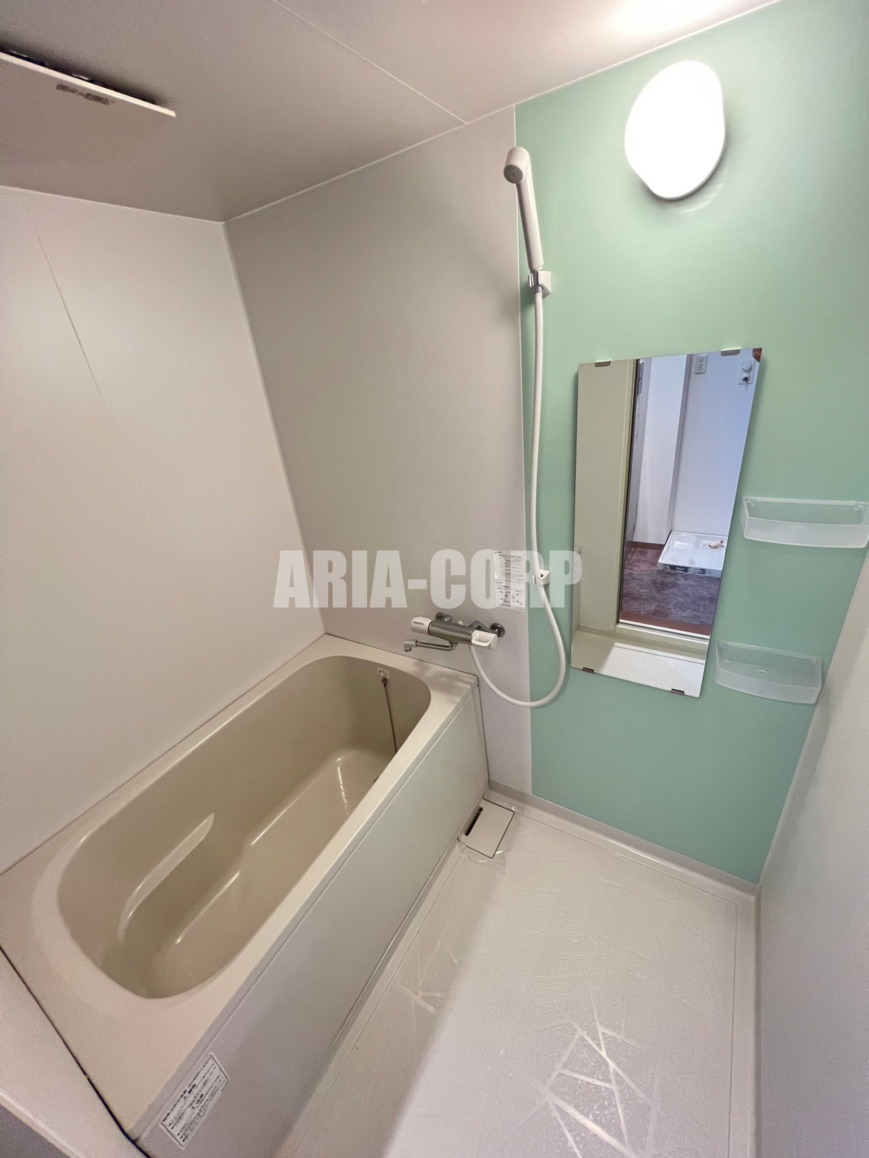 バス・シャワールーム　カラーパネル採用のオシャレなバスルーム！