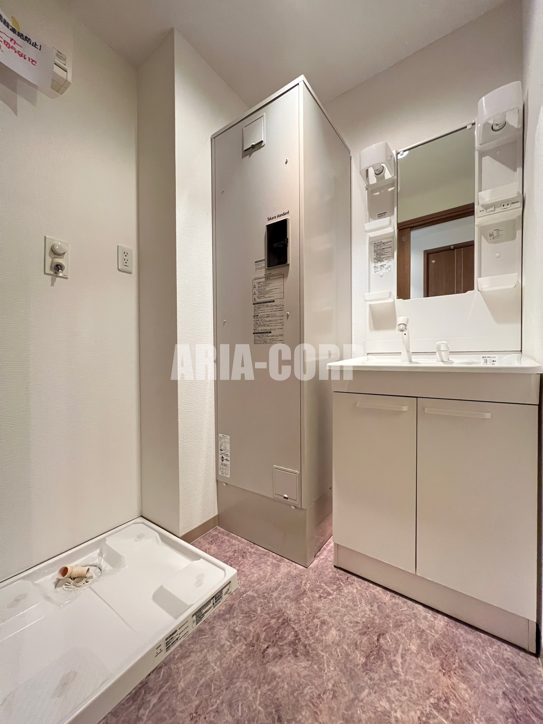 洗面設備　シャンプードレッサー付きの独立洗面台！