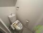 トイレ　トイレには温水洗浄便座がついています。上段に棚もありますね。