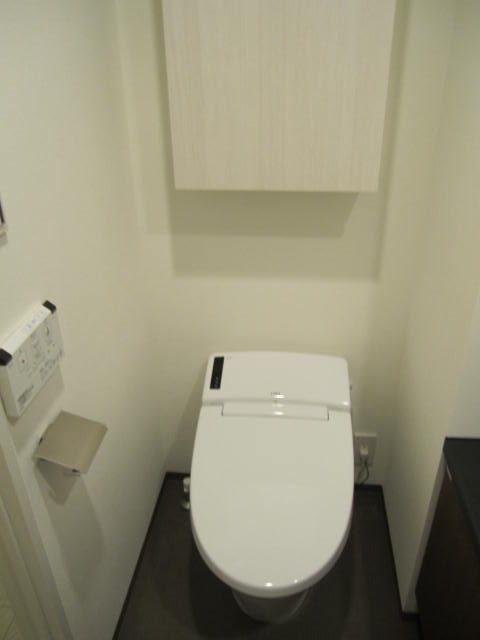トイレ　落ち着いた色調のトイレです
