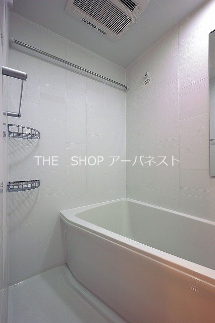 バス・シャワールーム　ゆったり足が伸ばせるバスタブです♪♪