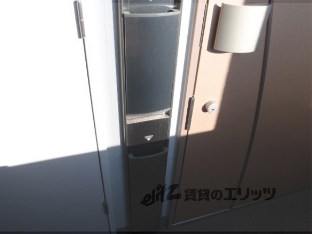 玄関　新聞受け、傘立て