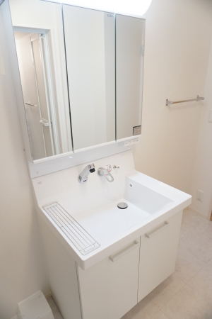 洗面設備　明るい洗面所です