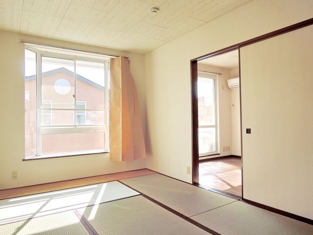 居室・リビング　★和室6.5帖・床の間、出窓付き★