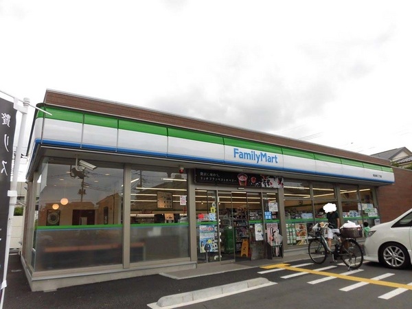 コンビニ　ファミリーマート草加旭町二丁目店（コンビニ）まで299m