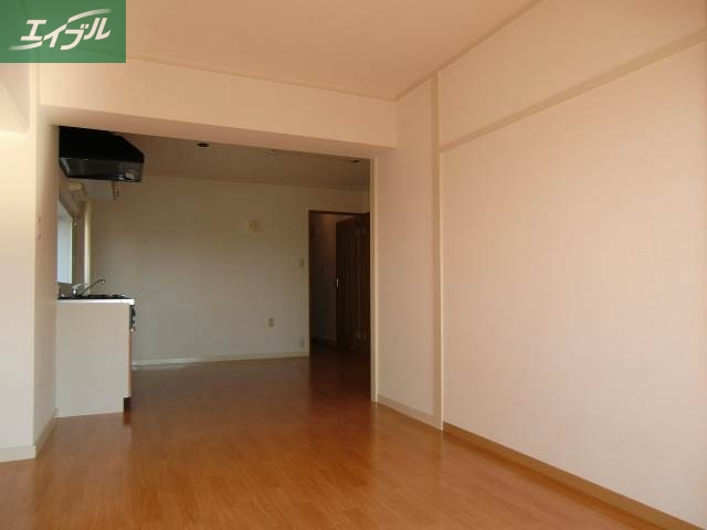 居室・リビング　同じ物件の類似部屋の写真です。現況を優先とします。