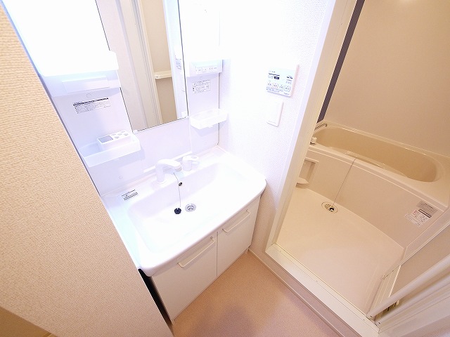 洗面設備　明るい洗面所です