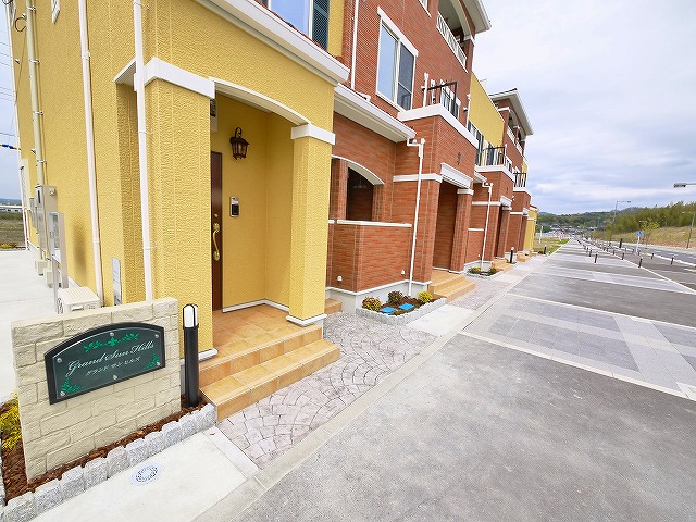 エントランス　落ち着いたエントランスです