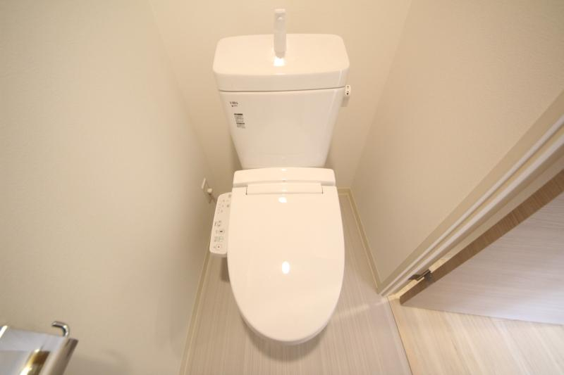 トイレ　落ち着いた色調のトイレです