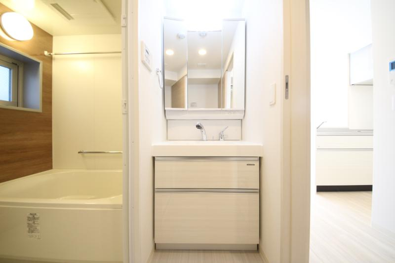 洗面設備　使いやすい独立洗面台です