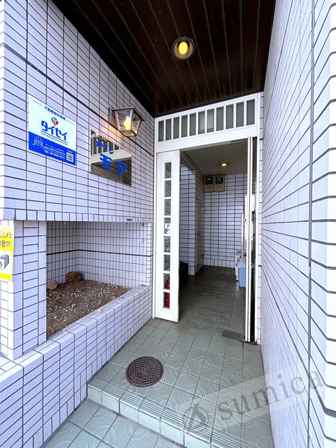エントランス　落ち着いたエントランス。マンションを演出します。