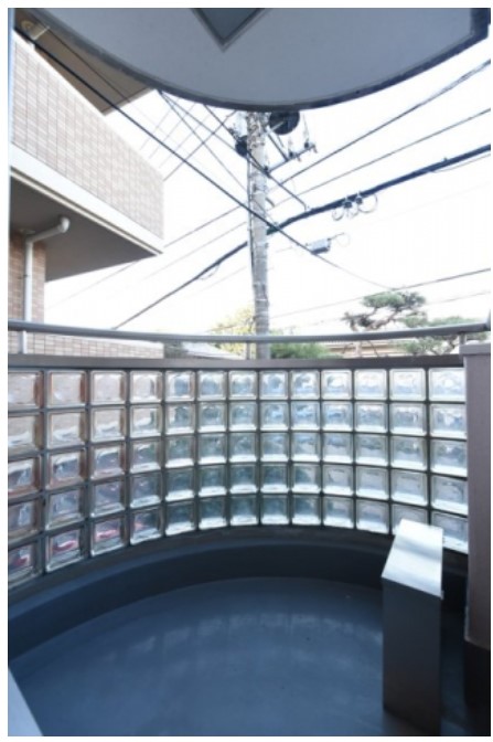 バルコニー　お隣の建物とも距離はありますので洗濯物などもきれいに乾きます