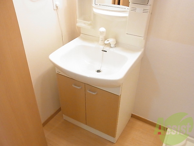 洗面設備　床の色とそろった洗面台。なんだかオシャレ。しかもシャンドレ付