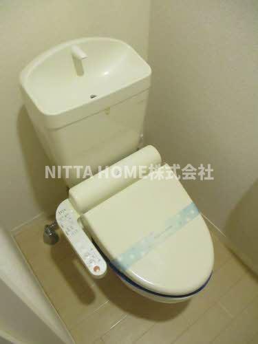 トイレ　暖房洗浄付きのトイレです＊