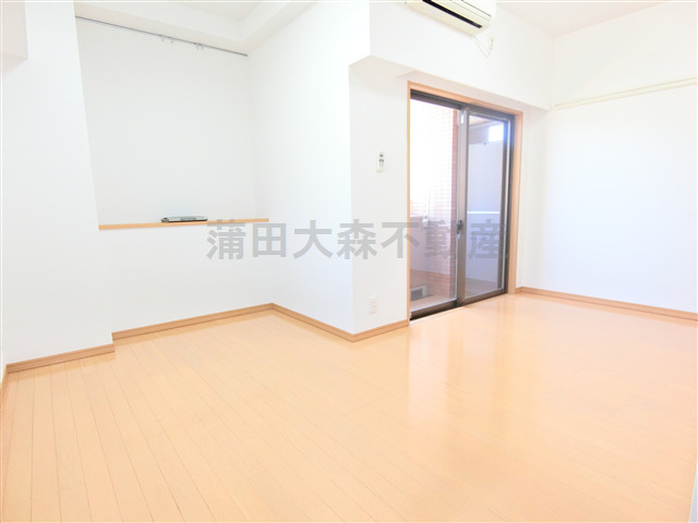 居室・リビング　南東角部屋の洋室8.2帖　少々変わった間取りですが 配置をう