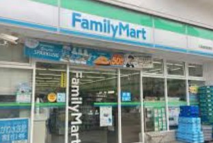 コンビニ　ファミリーマート大森海岸駅東店（コンビニ）まで217m