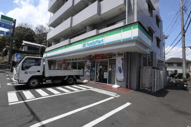 コンビニ　ファミリーマート（コンビニ）まで260m