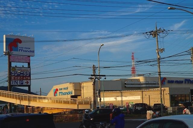 スーパー　万代高槻春日店（スーパー）まで743m